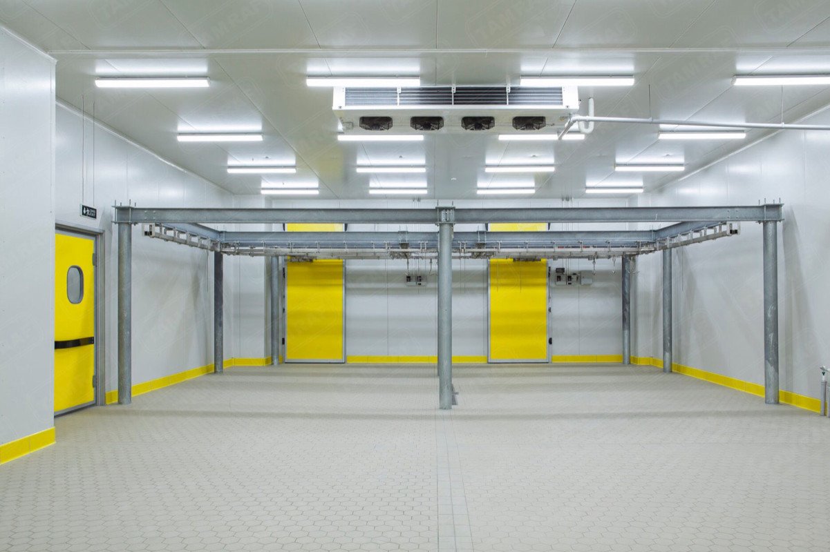 Installing Freezing and Cooling Rooms.